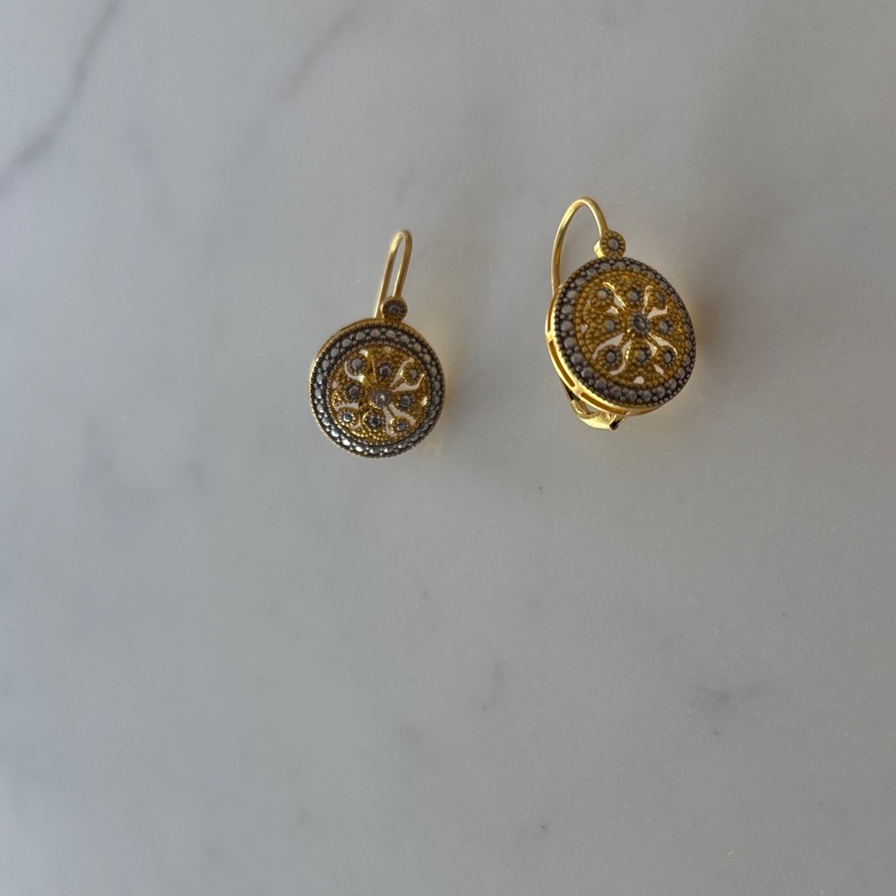 Vintage-Inspired Gold Earrings: lever back earrings
